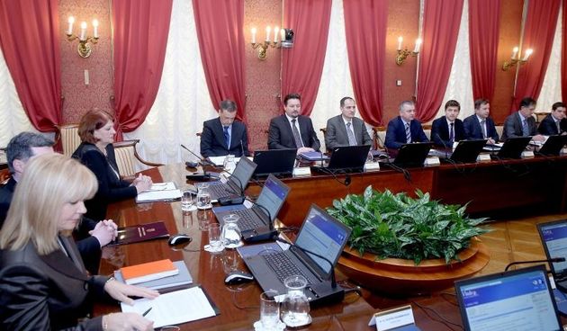 U Banskim dvorima odrzana je prva sjednica Vlade Tihomira Oreskovica. Na pocetku su ministri podnijeli izvjesca o preuzimanju ministarstva, a nakon toga je donesen niz uredbi o ogranizaciji i funkcioniranju Vlade RH. Photo: Patrik Macek/PIXSELL