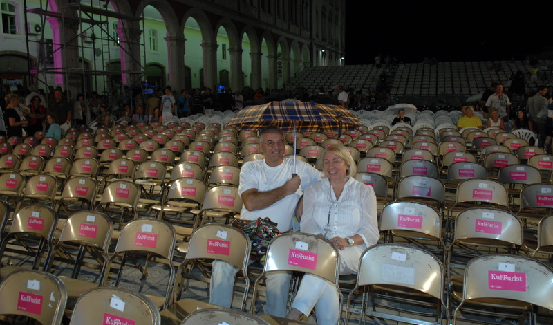 Split, 010711.
Prva izlucna vecer festivala Split 2011.
Na slici: festival prekinut radi kise.
Foto: Josko Supic / CROPIX