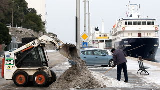 Zadar, 070212.
Iako je proslo tri dana od kako je stao padati, snijeg se zbog niskih temperatura zadrzao se na ulicama te je veliki broj ulica zaledjen sto gradjanima stvara probleme. Gradske sluzbe poduzimaju sve da ih ociste. U Zadru je trenutna tempera Zadar, 070212.
Iako je proslo tri dana od kako je stao padati, snijeg se zbog niskih temperatura zadrzao se na ulicama te je veliki broj ulica zaledjen sto gradjanima stvara probleme. Gradske sluzbe poduzimaju sve da ih ociste. U Zadru je trenutna tempera