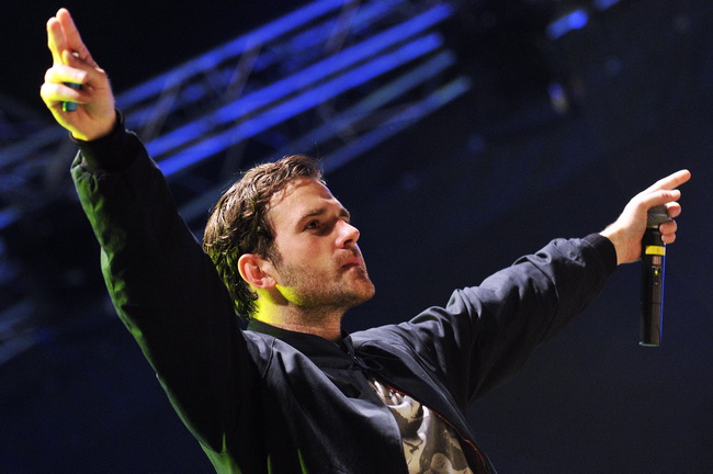 Zagreb, 220610.
Na Jarunu se od 21.-23.06. odrzava glazbeni spektakl T-Mobile INmusic festival na kojem ce nastupiti mnogobrojni izvodjaci kako iz zemlje tako i svijeta.
Danas se odrzao drugi dan.
Na fotografiji: Audio Bullys.
Foto: Boris Kovacev / CROPIX Zagreb, 220610.
Na Jarunu se od 21.-23.06. odrzava glazbeni spektakl T-Mobile INmusic festival na kojem ce nastupiti mnogobrojni izvodjaci kako iz zemlje tako i svijeta.
Danas se odrzao drugi dan.
Na fotografiji: Audio Bullys.
Foto: Boris Kovacev / CROPIX