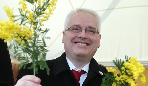 Zagreb – Na Trgu Petra Preradovica obiljezen je javnozdravstvenom kampanjom 8. Dan mimoza, Nacionalni dan borbe protiv raka vrata maternice u Hrvatskoj u sklopu 9. Europskog tjedna prevencije raka vrata maternice. Ivo Josipovic. Photo: Sanjin Strukic/PIXS