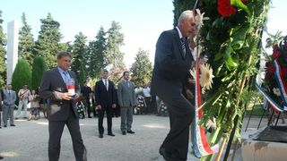 Zadar – Povodom obiljezavanja Dana pobjede i domovinske zahvalnosti i Dana hrvatskih branitelja kod sredisnjeg kriza na Gradskom groblju polozeni su vijenci i zapaljene svijece u sjecanje na sve poginule u Domovinskom ratu. Photo: Dino Stanin/PIXSELL