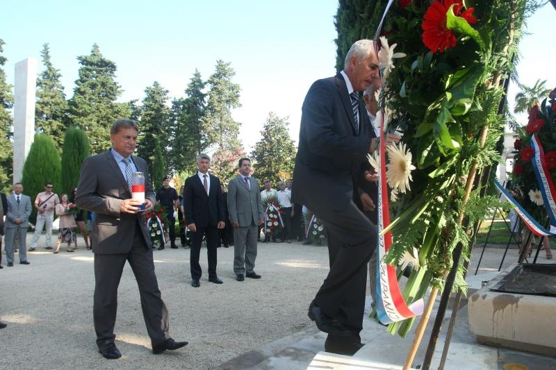 Zadar – Povodom obiljezavanja Dana pobjede i domovinske zahvalnosti i Dana hrvatskih branitelja kod sredisnjeg kriza na Gradskom groblju polozeni su vijenci i zapaljene svijece u sjecanje na sve poginule u Domovinskom ratu. Photo: Dino Stanin/PIXSELL