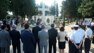 Zadar – Povodom obiljezavanja Dana pobjede i domovinske zahvalnosti i Dana hrvatskih branitelja kod sredisnjeg kriza na Gradskom groblju polozeni su vijenci i zapaljene svijece u sjecanje na sve poginule u Domovinskom ratu. Photo: Dino Stanin/PIXSELL