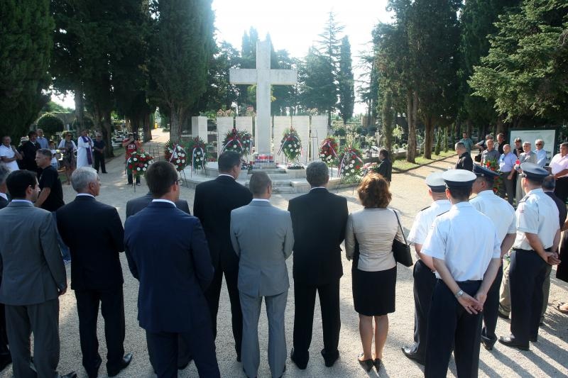 Zadar – Povodom obiljezavanja Dana pobjede i domovinske zahvalnosti i Dana hrvatskih branitelja kod sredisnjeg kriza na Gradskom groblju polozeni su vijenci i zapaljene svijece u sjecanje na sve poginule u Domovinskom ratu. Photo: Dino Stanin/PIXSELL