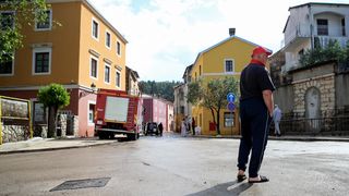 Obrovac: Poplava se polako povlači, stanovnici spašavaju stvari iz domova