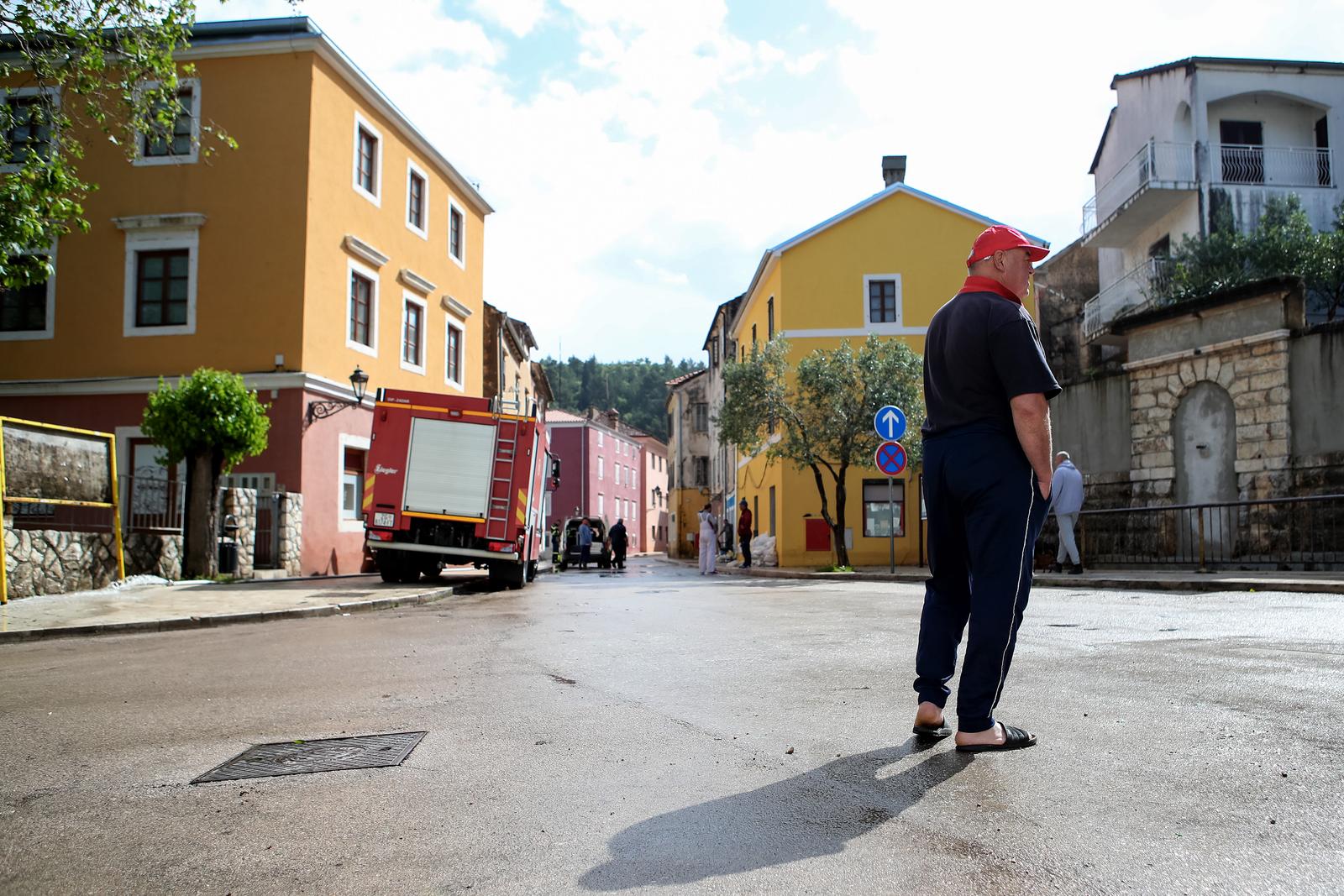 Obrovac: Poplava se polako povlači, stanovnici spašavaju stvari iz domova