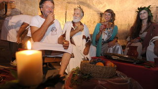 Split, 200812.
Tradicionalni “Dani Dioklecijana” koji se u Splitu uprilicuju zadnjih godina dozivljavaju svoju ekspanziju svake godine pa se tako i na vecerasnjoj manifestaciji zatvaranja natiskao prepun Peristil gdje se car Dioklecijan oprostio od svojih Split, 200812.
Tradicionalni “Dani Dioklecijana” koji se u Splitu uprilicuju zadnjih godina dozivljavaju svoju ekspanziju svake godine pa se tako i na vecerasnjoj manifestaciji zatvaranja natiskao prepun Peristil gdje se car Dioklecijan oprostio od svojih