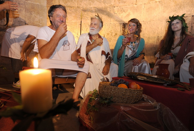 Split, 200812.
Tradicionalni “Dani Dioklecijana” koji se u Splitu uprilicuju zadnjih godina dozivljavaju svoju ekspanziju svake godine pa se tako i na vecerasnjoj manifestaciji zatvaranja natiskao prepun Peristil gdje se car Dioklecijan oprostio od svojih Split, 200812.
Tradicionalni “Dani Dioklecijana” koji se u Splitu uprilicuju zadnjih godina dozivljavaju svoju ekspanziju svake godine pa se tako i na vecerasnjoj manifestaciji zatvaranja natiskao prepun Peristil gdje se car Dioklecijan oprostio od svojih