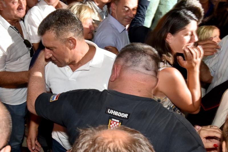 U Dragama otkriven spomenik Miru Barešiću. Photo: Dino Stanin/PIXSELL