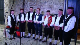 U subotu, 16. srpnja, na Kaštelu Benković u Benkovcu, u sklopu Benkovačkog kulturnog ljeta održan je “9. Etno festival – Benkovac 2016.” U subotu, 16. srpnja, na Kaštelu Benković u Benkovcu, u sklopu Benkovačkog kulturnog ljeta održan je “9. Etno festival – Benkovac 2016.”