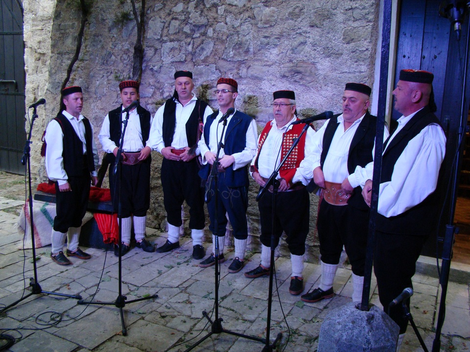 U subotu, 16. srpnja, na Kaštelu Benković u Benkovcu, u sklopu Benkovačkog kulturnog ljeta održan je “9. Etno festival – Benkovac 2016.” U subotu, 16. srpnja, na Kaštelu Benković u Benkovcu, u sklopu Benkovačkog kulturnog ljeta održan je “9. Etno festival – Benkovac 2016.”