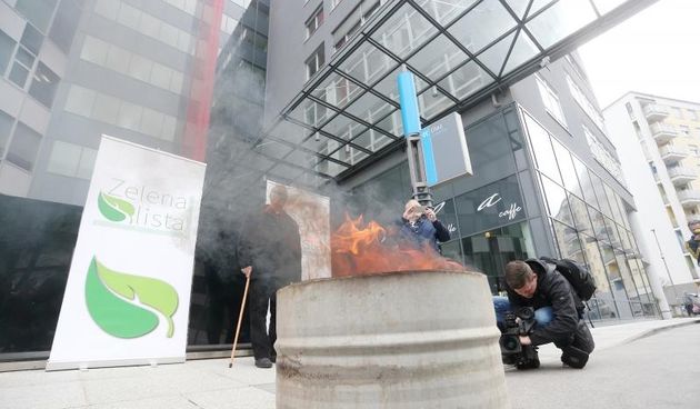 Aktivisti iz Slavonskog Broda i Zelena lista performansom ispred Ministarstva zaštite okoliša i energetike pozvali na odgovornost