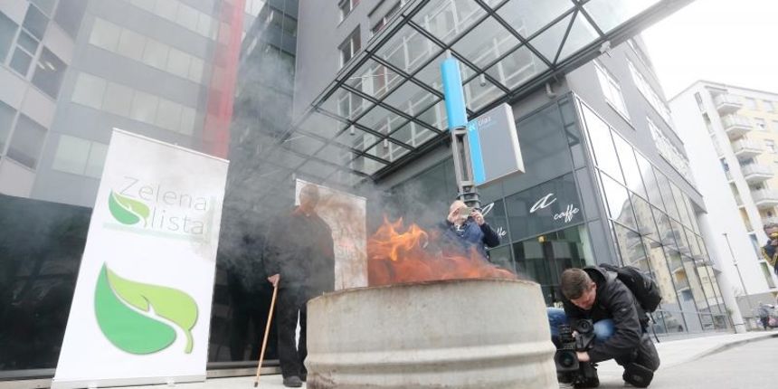 Aktivisti iz Slavonskog Broda i Zelena lista performansom ispred Ministarstva zaštite okoliša i energetike pozvali na odgovornost