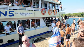 Zadar, 210710.
Mjestani zadarskog predjela Puntamika prosvjedovali su na molu svoje plaze trazeci od vlasnika broda Leut gospodina Toncija Jureska da vise ne iskrcava turiste na njihovom molu jer tako dovodi u opasnost kupace i ostecuje mol. U trenutku ka