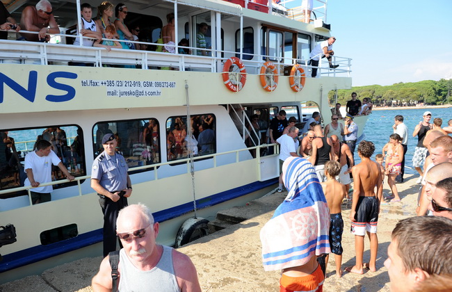 Zadar, 210710.
Mjestani zadarskog predjela Puntamika prosvjedovali su na molu svoje plaze trazeci od vlasnika broda Leut gospodina Toncija Jureska da vise ne iskrcava turiste na njihovom molu jer tako dovodi u opasnost kupace i ostecuje mol. U trenutku ka