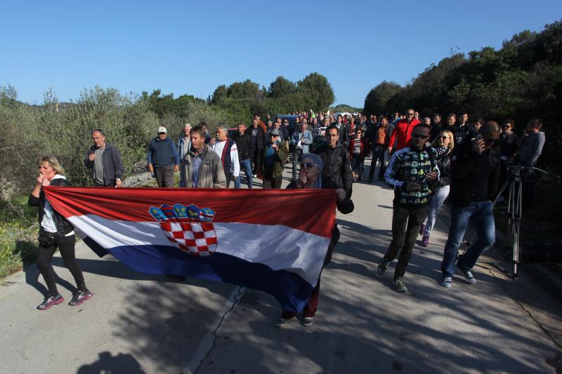 Radnicima škvera Nauta Lamjana interventna policija PU Zadarske onemogućila je pokušaj ulaska u škver u kojem se odvija stečajni postupak. Photo: Filip Brala/PIXSELL Radnicima škvera Nauta Lamjana interventna policija PU Zadarske onemogućila je pokušaj ulaska u škver u kojem se odvija stečajni postupak. Photo: Filip Brala/PIXSELL