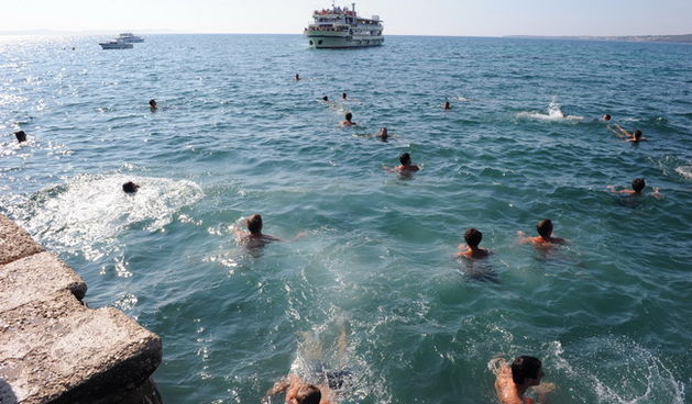 Zadar, 210710.
Mjestani zadarskog predjela Puntamika prosvjedovali su na molu svoje plaze trazeci od vlasnika broda Leut gospodina Toncija Jureska da vise ne iskrcava turiste na njihovom molu jer tako dovodi u opasnost kupace i ostecuje mol. U trenutku ka