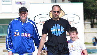 Ćiro, Lea, Hrvoje i Roko Perinčić. Košarkaške legende zaigrale sa Zadranima na Forumu Ćiro, Lea, Hrvoje i Roko Perinčić. Košarkaške legende zaigrale sa Zadranima na Forumu