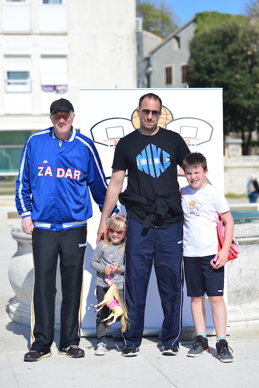 Ćiro, Lea, Hrvoje i Roko Perinčić. Košarkaške legende zaigrale sa Zadranima na Forumu Ćiro, Lea, Hrvoje i Roko Perinčić. Košarkaške legende zaigrale sa Zadranima na Forumu