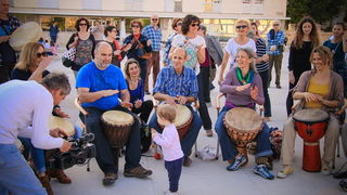 Glazbeno scenski nastup “Iskra ljubavi za mir” i grupna meditacija na Forumu