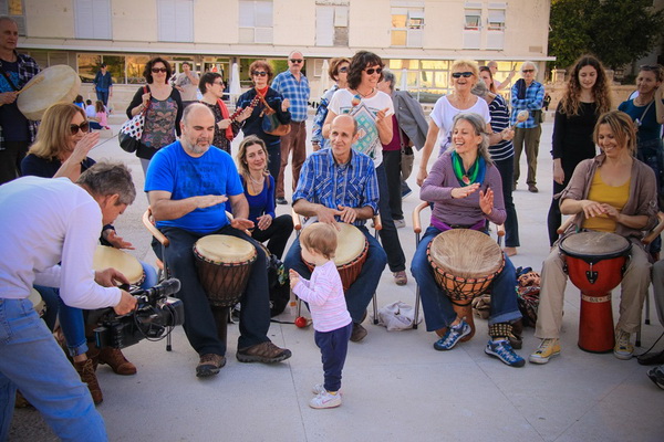 Glazbeno scenski nastup “Iskra ljubavi za mir” i grupna meditacija na Forumu