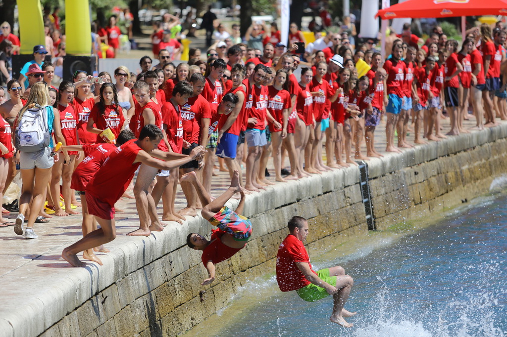 11. dm millennium jump: Tri tisuće ljudi skače za humanitarni cilj 11. dm millennium jump: Tri tisuće ljudi skače za humanitarni cilj
