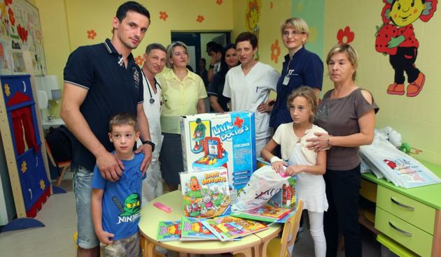 09.07.2013., Zadar – Hrvatski rukometni reprezentativac Ivan Nincevic Odjelu za pedijatriju donirao je citalacku stanicu za EEG, softverski dodatak postojecem EEG-u, igracke i didakticki materijal u vrijednosti od oko 30 000 kuna. Na ovu humanu gestu od