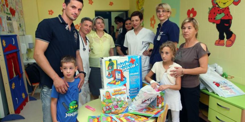 09.07.2013., Zadar – Hrvatski rukometni reprezentativac Ivan Nincevic Odjelu za pedijatriju donirao je citalacku stanicu za EEG, softverski dodatak postojecem EEG-u, igracke i didakticki materijal u vrijednosti od oko 30 000 kuna. Na ovu humanu gestu od 09.07.2013., Zadar – Hrvatski rukometni reprezentativac Ivan Nincevic Odjelu za pedijatriju donirao je citalacku stanicu za EEG, softverski dodatak postojecem EEG-u, igracke i didakticki materijal u vrijednosti od oko 30 000 kuna. Na ovu humanu gestu od