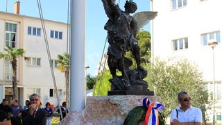 U prigodi Dana hrvatske policije i njihovog zaštitnika Sv.Mihovila danas je u PU Zadarskoj održana prigodna svečanost.U nastavku svečanosti, pokaznu vježbu samoobrane izveli su pripadnici interventne jedinice PU Zadarske te su podijeljena priznanja nagrađ U prigodi Dana hrvatske policije i njihovog zaštitnika Sv.Mihovila danas je u PU Zadarskoj održana prigodna svečanost.U nastavku svečanosti, pokaznu vježbu samoobrane izveli su pripadnici interventne jedinice PU Zadarske te su podijeljena priznanja nagrađ