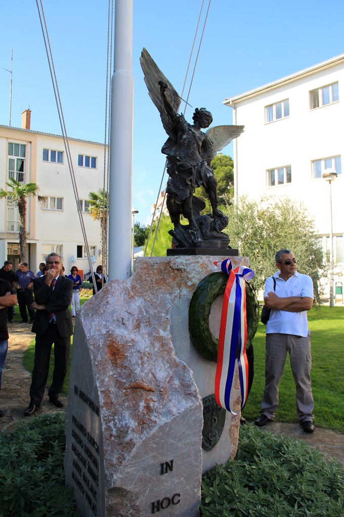 U prigodi Dana hrvatske policije i njihovog zaštitnika Sv.Mihovila danas je u PU Zadarskoj održana prigodna svečanost.U nastavku svečanosti, pokaznu vježbu samoobrane izveli su pripadnici interventne jedinice PU Zadarske te su podijeljena priznanja nagrađ U prigodi Dana hrvatske policije i njihovog zaštitnika Sv.Mihovila danas je u PU Zadarskoj održana prigodna svečanost.U nastavku svečanosti, pokaznu vježbu samoobrane izveli su pripadnici interventne jedinice PU Zadarske te su podijeljena priznanja nagrađ