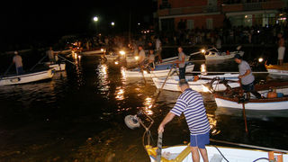 SUKOSAN, 13.08.2007. Trke tovarov, Noc svicarenja, klape Zapivajmo Kasijanu, vatromet
– start ribola s ostima na svicu