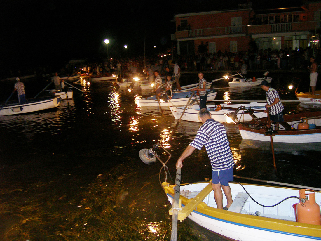 SUKOSAN, 13.08.2007. Trke tovarov, Noc svicarenja, klape Zapivajmo Kasijanu, vatromet
– start ribola s ostima na svicu