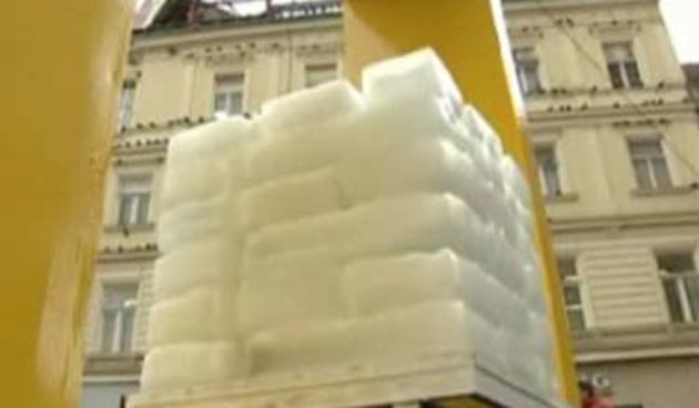 Kocka leda na Trgu bana Jelačića (Foto: HTV)