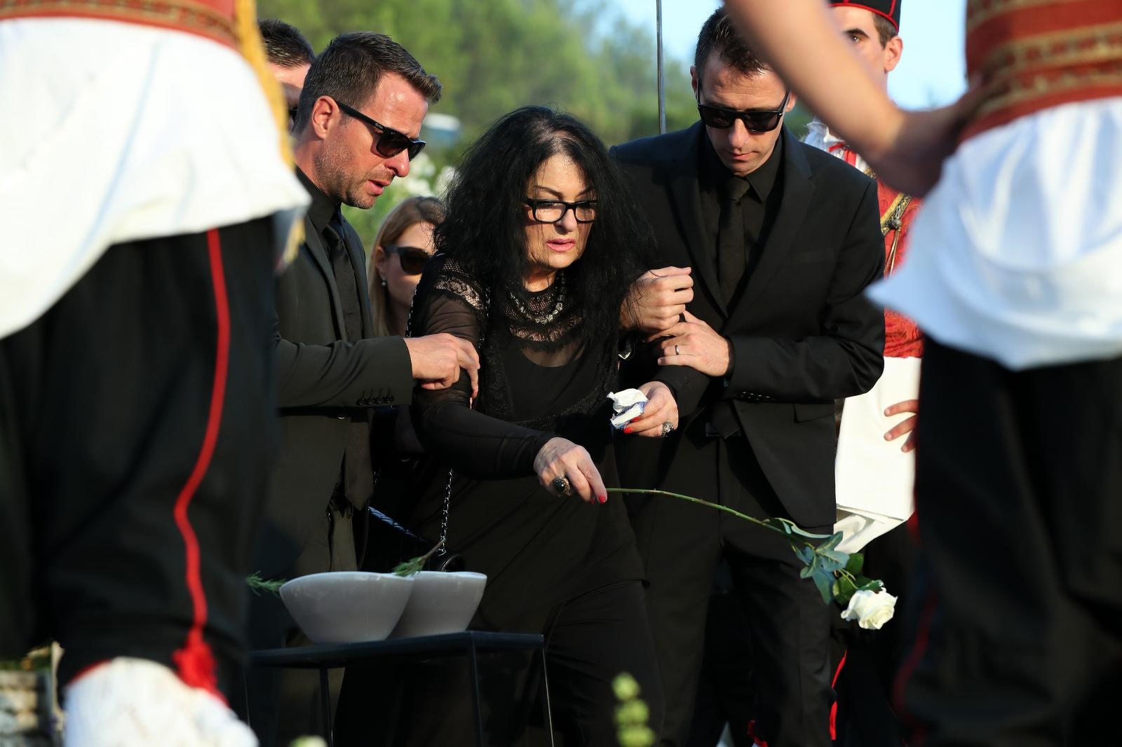 Posljednji ispraćaj Olivera Dragojevića na groblju Sveti Roko u Veloj Luci Posljednji ispraćaj Olivera Dragojevića na groblju Sveti Roko u Veloj Luci