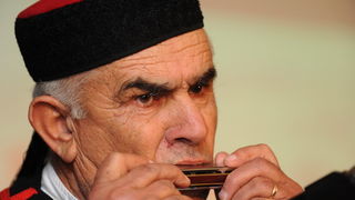 Zadar, 080111.
U Nadinu, selu pokraj Benkovca odrzana je danas
4. Cvitarijada pod nazivom Najbolji cvitarasi od Nina do Knina. Rijec je o natjecanju u kojem je sudjelovalo oko
30-ak samoukih sviraca etno skladbi na usnoj harmonici.
Na slici: natjecate Zadar, 080111.
U Nadinu, selu pokraj Benkovca odrzana je danas
4. Cvitarijada pod nazivom Najbolji cvitarasi od Nina do Knina. Rijec je o natjecanju u kojem je sudjelovalo oko
30-ak samoukih sviraca etno skladbi na usnoj harmonici.
Na slici: natjecate