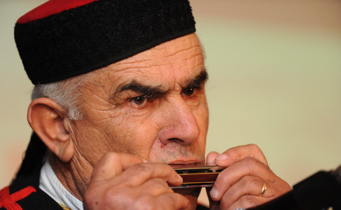 Zadar, 080111.
U Nadinu, selu pokraj Benkovca odrzana je danas
4. Cvitarijada pod nazivom Najbolji cvitarasi od Nina do Knina. Rijec je o natjecanju u kojem je sudjelovalo oko
30-ak samoukih sviraca etno skladbi na usnoj harmonici.
Na slici: natjecate Zadar, 080111.
U Nadinu, selu pokraj Benkovca odrzana je danas
4. Cvitarijada pod nazivom Najbolji cvitarasi od Nina do Knina. Rijec je o natjecanju u kojem je sudjelovalo oko
30-ak samoukih sviraca etno skladbi na usnoj harmonici.
Na slici: natjecate