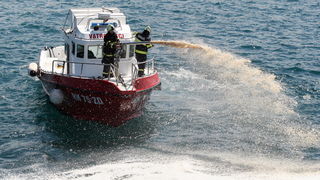 Zadar, 190413.
Pokazno-edukacijska vjezba spasavanja na moru “More i sigurnost” na moru ispred Morskih orgulja; sudjelovalo je 14 institucija (policija, vatrogasci, Crveni kriz, hitna pomoc, ronilacki klubovi…). Simuliran je pozar na Jadrolinijinom traj