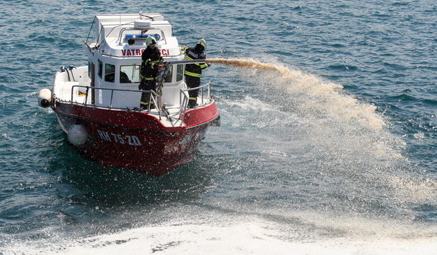 Zadar, 190413.
Pokazno-edukacijska vjezba spasavanja na moru “More i sigurnost” na moru ispred Morskih orgulja; sudjelovalo je 14 institucija (policija, vatrogasci, Crveni kriz, hitna pomoc, ronilacki klubovi…). Simuliran je pozar na Jadrolinijinom traj