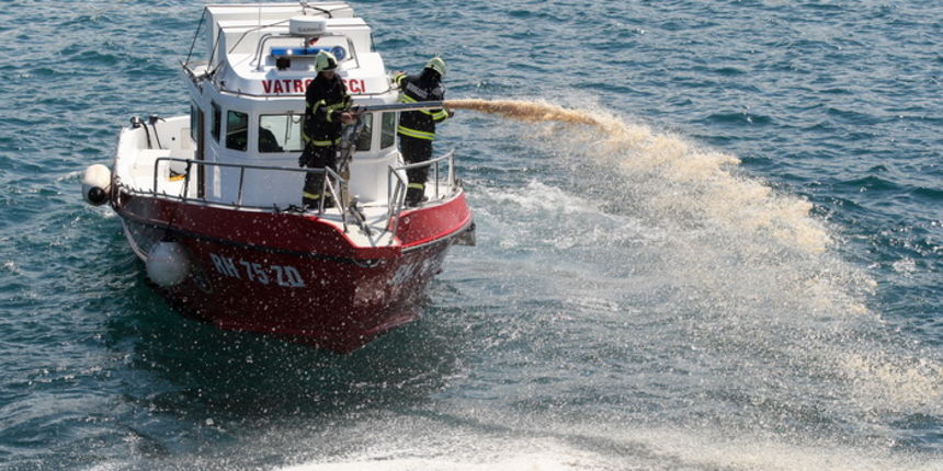 Zadar, 190413.
Pokazno-edukacijska vjezba spasavanja na moru “More i sigurnost” na moru ispred Morskih orgulja; sudjelovalo je 14 institucija (policija, vatrogasci, Crveni kriz, hitna pomoc, ronilacki klubovi…). Simuliran je pozar na Jadrolinijinom traj
