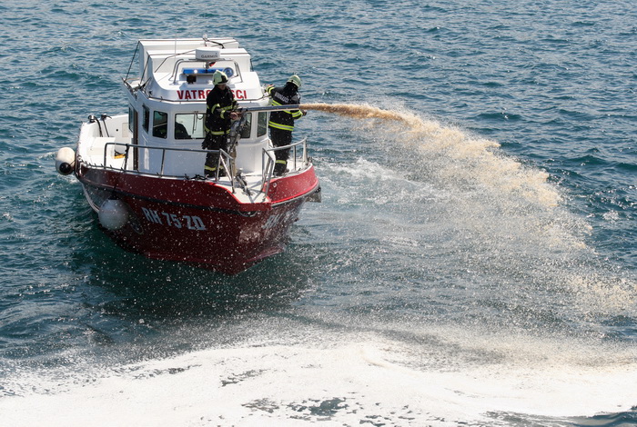 Zadar, 190413.
Pokazno-edukacijska vjezba spasavanja na moru “More i sigurnost” na moru ispred Morskih orgulja; sudjelovalo je 14 institucija (policija, vatrogasci, Crveni kriz, hitna pomoc, ronilacki klubovi…). Simuliran je pozar na Jadrolinijinom traj