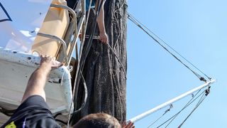 Ekološka manifestacija “Uz more, za more: zelena misija za održivu budućnost Hrvatske” održala se danas na plivarici Škoda koja je jutros u 11 sati isplovila iz zadarske luke Gaženica prema Ugljanu gdje će se provela akcija izvlačenja odbačenih ribarskih Ekološka manifestacija “Uz more, za more: zelena misija za održivu budućnost Hrvatske” održala se danas na plivarici Škoda koja je jutros u 11 sati isplovila iz zadarske luke Gaženica prema Ugljanu gdje će se provela akcija izvlačenja odbačenih ribarskih