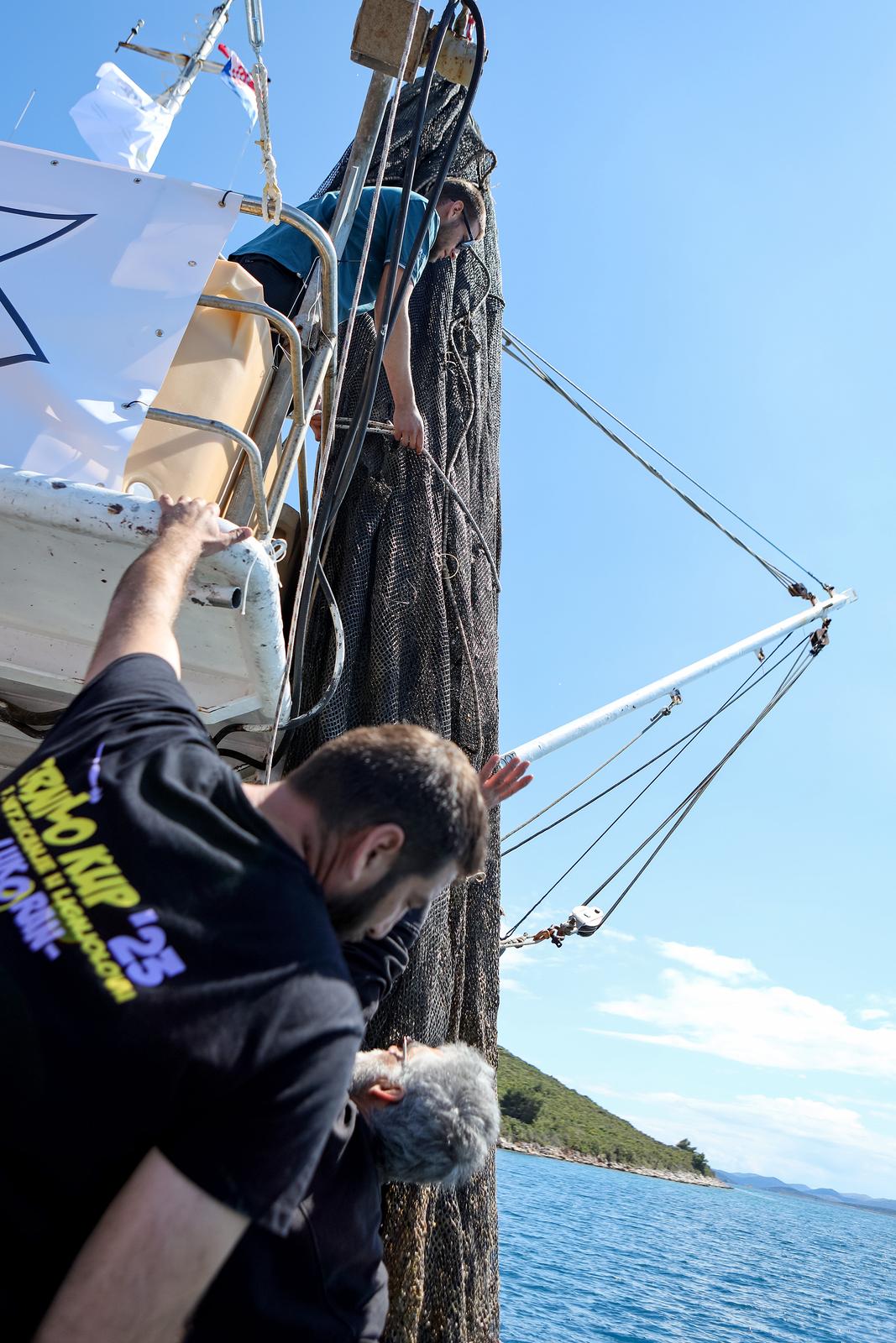 Ekološka manifestacija “Uz more, za more: zelena misija za održivu budućnost Hrvatske” održala se danas na plivarici Škoda koja je jutros u 11 sati isplovila iz zadarske luke Gaženica prema Ugljanu gdje će se provela akcija izvlačenja odbačenih ribarskih Ekološka manifestacija “Uz more, za more: zelena misija za održivu budućnost Hrvatske” održala se danas na plivarici Škoda koja je jutros u 11 sati isplovila iz zadarske luke Gaženica prema Ugljanu gdje će se provela akcija izvlačenja odbačenih ribarskih