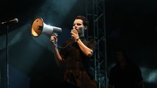 Pula, 180811.
Arena Fest 2011.
Na kraju koncertne sezone u pulskoj Areni na Arena Festu nastupaju tri europska benda: Apocalyptica, Guano Apes i Laibach.
Na slici: nastup Laibacha.
Foto: Goran Sebelic / CROPIX Pula, 180811.
Arena Fest 2011.
Na kraju koncertne sezone u pulskoj Areni na Arena Festu nastupaju tri europska benda: Apocalyptica, Guano Apes i Laibach.
Na slici: nastup Laibacha.
Foto: Goran Sebelic / CROPIX