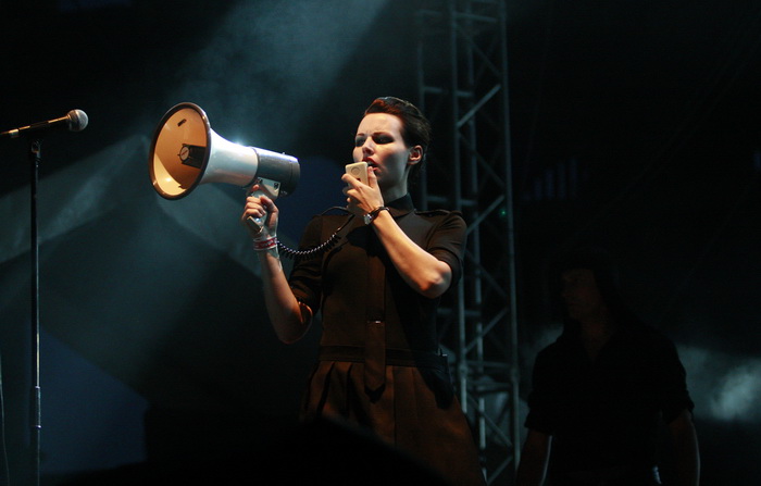 Pula, 180811.
Arena Fest 2011.
Na kraju koncertne sezone u pulskoj Areni na Arena Festu nastupaju tri europska benda: Apocalyptica, Guano Apes i Laibach.
Na slici: nastup Laibacha.
Foto: Goran Sebelic / CROPIX Pula, 180811.
Arena Fest 2011.
Na kraju koncertne sezone u pulskoj Areni na Arena Festu nastupaju tri europska benda: Apocalyptica, Guano Apes i Laibach.
Na slici: nastup Laibacha.
Foto: Goran Sebelic / CROPIX