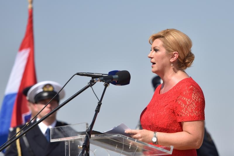 Uz zvukove hime “Lijepa naša” podignuta je zastava Republike Hrvatske na Kninskoj tvrđavi Uz zvukove hime “Lijepa naša” podignuta je zastava Republike Hrvatske na Kninskoj tvrđavi