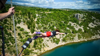 Mario Možnik i njegovi kolege sportaši otvorili su sezonu Bungee Jumpinga sa starog Masleničkom mosta
