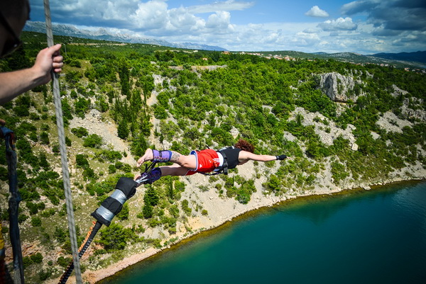 Mario Možnik i njegovi kolege sportaši otvorili su sezonu Bungee Jumpinga sa starog Masleničkom mosta