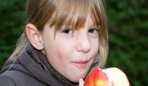 Djevojčica, jabuka