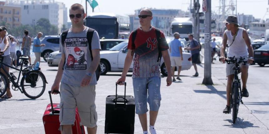 26.07.2013., Zadar – Velika guzva u zadarskoj trajektnoj luci. Photo: Zeljko Mrsic/PIXSELL Autor Zeljko Mrsic/PIXSELL guzve, trajekt, Luka, turisti 26.07.2013., Zadar – Velika guzva u zadarskoj trajektnoj luci. Photo: Zeljko Mrsic/PIXSELL Autor Zeljko Mrsic/PIXSELL guzve, trajekt, Luka, turisti